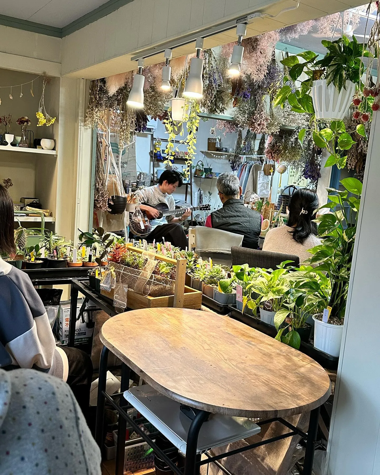 今日は1階のカフェで村上遥輝さんのギター演奏会！